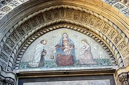 Marie couronné entourée de saint Simon Stock et d'un ange. Mosaïque au sommet de la porte principale de l'église Santa Maria del Carmine (XIXe siècle) (Milan).