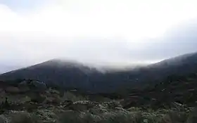 Vue de Camaderry dans les nuages depuis le nord.