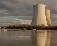 Grands cylindres de béton au bord d'une rivière.