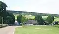 Vue du terrain de basket-ball, de la mairie-salle des fêtes.