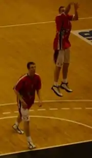 Nicolas Lang et Joffrey Lauvergne à l'échauffement avant un match de l'Élan Chalon contre Le Mans en 2011