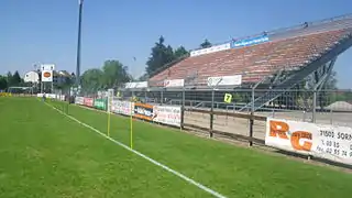 Vue d'une partie du stade de Bram