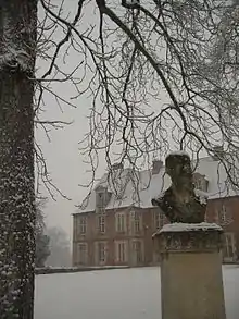 Buste et château de Grignon sous la neige.