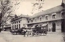 Calèche devant la gare d'Avignon au début du XXe siècle.
