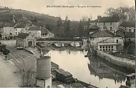 La Dronne à Brantôme, vers 1910, à l'époque des Chemins de fer du Périgord (à gauche du cliché).