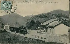 Un train tracté par la locomotive n°4 en gare du Haut-du-Them, peu après la mise en service de la ligne, en 1903