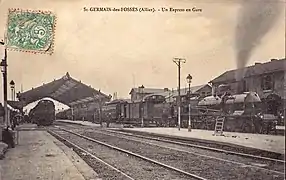 Un express arrive en gare, tracté par une locomotive à vapeur de type 230 PLM 3401 à 3735.
