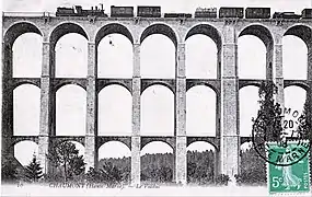 vue ancienne du viaduc, prise de face avec un train dessus montrant l'échelle de l'ouvrage