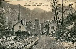 Carte postale ancienne montrant l'entrée des Forges dans sa gorge, avec la route et la voie ferrée