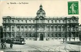 Devant l'Hôtel de préfecture des Bouches-du-Rhône.