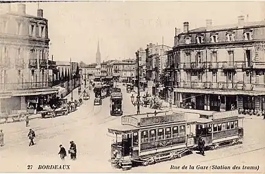 L'ancien tramway de Bordeaux, dans la rue de la GareDessin du parvis de la gare de la ville, avec un tramway composé de deux wagons en avant-plan