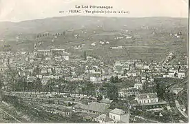 Le quartier de la gare de Figeac au début du XXe siècle. On distingue clairement l'implantation de la gare au centre de la bifurcation entre la ligne d'Arvant et celle de Brive la Gaillarde.