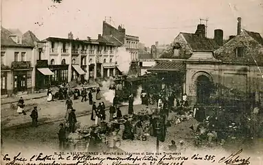 Convois à vapeur sur la place du marché aux herbes, au centre la salle d'attente et à sa droite l'hospice dit de « l'hotellerie ».