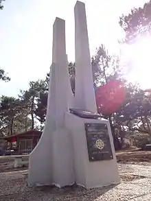 Monument dédié à la création de la Fédération naturiste internationale au CHM-Montalivet.