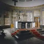 Le chœur et son autel.