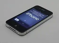 Un iPhone 4S, un téléphone ardoise de 2011.