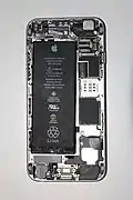 Vue de l'iPhone 6 sans son écran, dévoilant la carte mère et la batterie.