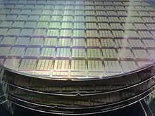 Plaques de semi-conducteurs montrant des circuits intégrés conçus par IPtronics pour les interconnexions optiques parallèles utilisant un processus de fabrication de STMicroelectronics.