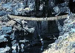 Pont suspendu de Q'eswachaca, construit selon l'antique technique inca.