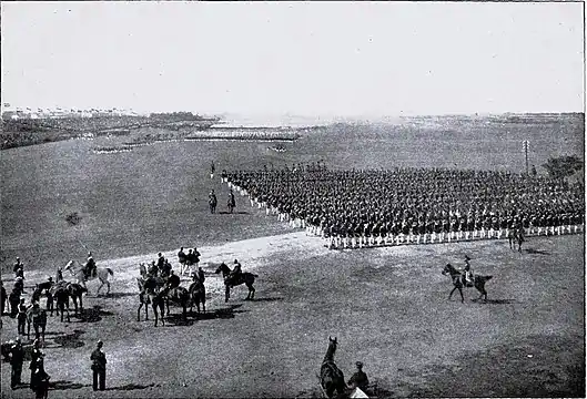 Défilé sur le champ de manœuvre d'Altona le 5 septembre 1904 : parade de l'infanterie en colonne par régiment devant l'empereur.