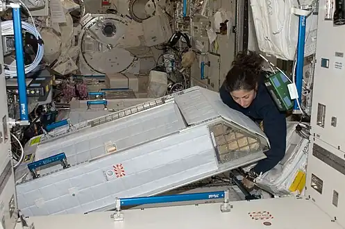 Nicole Stott installe son compartiment de repos dans le laboratoire Kibo... côté plancher.