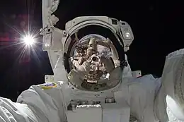 L'astronaute Akihiko Hoshide de la station spatiale internationale réalisant un selfie dans l'espace lors d'une sortie extravéhiculaire, le 5 septembre 2012.