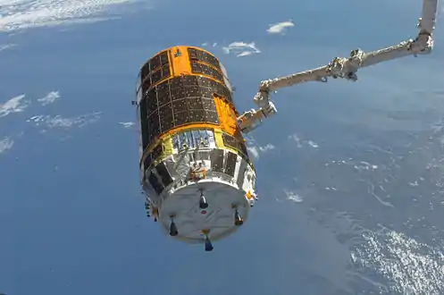 HTV-3 est détaché de la Station spatiale internationale à l'aide du Canadarm2 (manœuvre symétrique de l'amarrage).