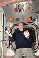 Ford jonglant avec des tomates dans l'ISS lors de sa seconde mission.