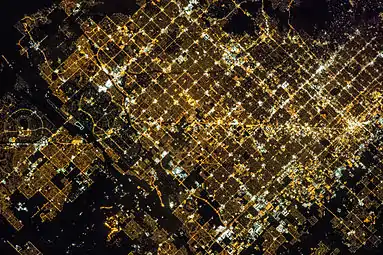 Phoenix vue de l'ISS en mars 2013 : la grille est traversée en diagonale par Grand Avenue (orientée du NO vers le SE).