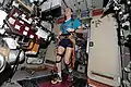 Le cosmonaute en train de faire du sport lors de l'expédition 38