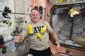 Barry Wilmore jongle ici avec des bouteilles dans le module Unity de l'ISS lors de sa deuxième mission.