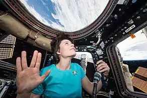 L'astronaute Samantha Cristoforetti de l'Agence spatiale européenne faisant un salut vulcain à bord de l'ISS le 28 février 2015, un jour après la mort de l'acteur Leonard Nimoy, en son hommage.