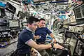 Yui est ici avec son collègue Kjell Lindgren au travail dans le laboratoire Destiny de l'ISS.
