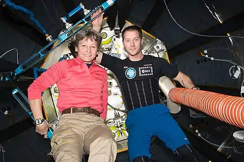 Thomas Pesquet et sa collègue américaine Peggy Whitson dans le module gonflable BEAM.