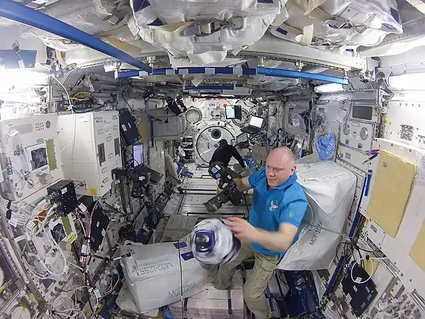 Ricky Arnold et Oleg Artemyev au travail dans le laboratoire Kibo