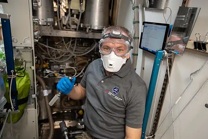 David Saint-Jacques assure la maintenance du système hydraulique dans le module Tranquility