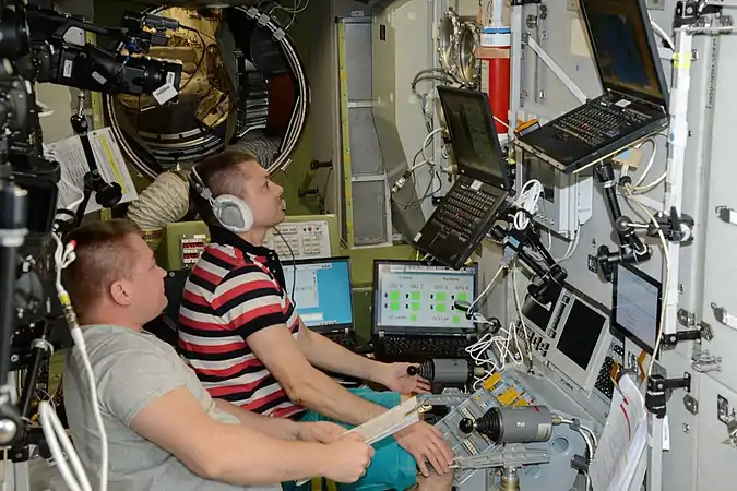 Alekseï Ovtchinine et Oleg Kononenko supervisant l'arrivée du Progress MS-11.