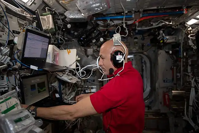 Luca Parmitano réalise un test d'audition à bord du laboratoire Columbus