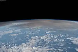 Panache atmosphérique de l'éruption photographié depuis la station spatiale internationale alors qu'elle orbite à 433 km au-dessus de l'océan Pacifique au nord-ouest d'Auckland, en Nouvelle-Zélande.