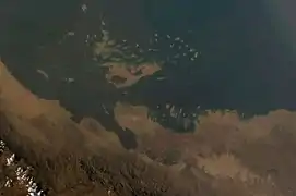 Vue satellite avec une mer et un désert.