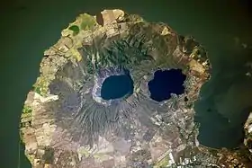 Image satellite de la péninsule de Chiltepe, avec l'Apoyeque (à gauche) et le Xiloá (à droite).
