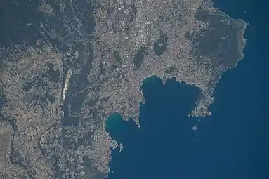 Image satellite d'une partie du littoral varois à l'ouest de Toulon avec la baie de Sanary au centre.