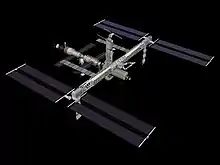 Image de synthèse de l'ISS après STS-117 (juin 2007) : l'élément S3/S4, avec ses panneaux solaires, est ajouté. Notez que l'élément P6 est toujours dans sa position première, perpendiculaire au reste de la poutre (ses panneaux solaires sont représentés repliés).