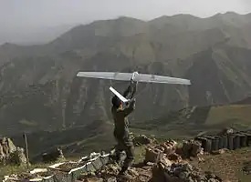 Bayraktar Mini UAV testé sur le terrain par Selçuk Bayraktar lors de son développement.