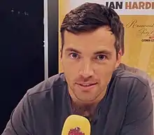 Ian Harding interprète Ezra.