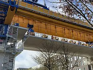 Lanceur assemblant les voussoirs du tablier du viaduc de Palaiseau, en novembre 2022.