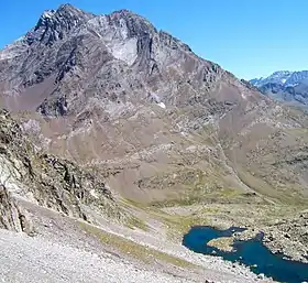 Face ouest du Vignemale depuis lIbón de los Batans : pique Longue, en retrait, à l'extrémité gauche, Clot de la Hount au centre gauche, pic de Cerbillona au milieu