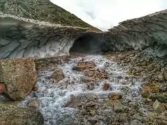 Grotte dans le glacier de Rama, Pakistan.