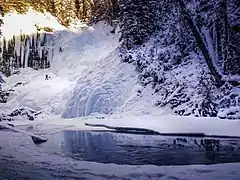 Escalade glaciaire dans le parc national Banff en décembre 2016.