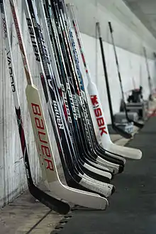 Photographie de crosses de hockey.